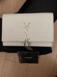 KATE CHAIN WALLET WITH LEATHER TASSEL IN SHINY CROCODILE-EMBOSSED LEATHER  YSL 白色 鱷魚皮 袋