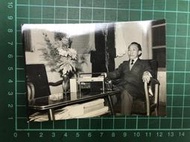 【台灣博土TWBT】202403-134 台灣 手提式收音機與聽眾 照片 1970年代 老件