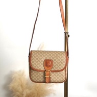 【 日本直送 名牌中古包 】CELINE સ 馬車圖騰 肩背包 米色 前方釦飾 PVC 皮革 vintage nnbcwv