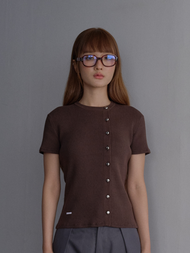 AILUMI – Skewa Knit Top เสื้อกระดุมเรียง ผ่าด้านข้าง กระดุมสีเงินทรงกลมผลิตพิเศษ