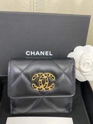 (全新）Chanel 19 short wallet 黑色金扣山羊皮短銀包，full set  6/2023單，陪驗, 極難買‼️