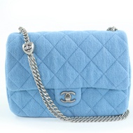 全新未使用 CHANEL Matelasse 24 皮革早春度假系列隨機序號單蓋牛仔心形鏈條肩背包，靛藍色，配復古銀色五金。包含盒子和防塵袋。義大利製造。