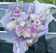 現貨特價訂購鮮花💐，3重瓣百合2大飛燕劍蘭紫羅蘭紫玫瑰白玫瑰混搭鮮花花束，情人節禮物花束，520花束，母親節禮物花束，表白禮物花束，拍拖禮物花束，生日禮物花束，畢業禮物花束，鮮花，花束，鮮花花束Flo