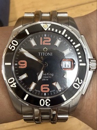 【經典黑橙】TITONI 梅花錶 Cosmo King 宇宙系列潛水錶 獨眼龍日曆 機械錶 $4688