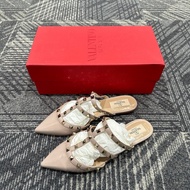 全新Valentino華倫天奴Rockstud漆皮穆勒平底鉚釘包頭拖鞋裸粉色 36.5碼