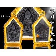 双刀坤平后拉胡天神  ✦造型: 前面双刀坤平, 双手抱鸡, 红宝石, 当盖, 后面食小人拉胡, 和袈裟  ✦功效: 招正偏财, 助生意运, 人缘异性缘, 桃花运, 助事业, 说服力, 职场顺利, 增加