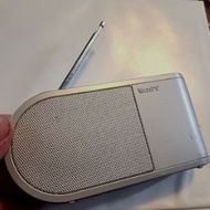 古董 Sony ICF-304 便攜式收音機