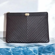Chanel LeBoy 黑色羊皮山形紋拉鍊 Ocase 手拿包 平板套