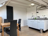 Zolderstudio dichtbij Goffert met eigen badkamer en WC, eigen keuken, eigen ingang
