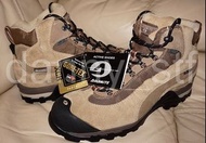 雨天必備! Dolomite Gore-Tex XCR Vibram底 專業行山鞋 Made in Romania(著開Nike US 9合適)媲美 Salomon