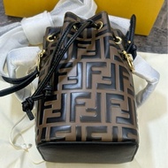 Fendi 老花滿logo FF標誌性印花圖案水桶包 經典百搭 超級可愛 迷你 手提單肩斜挎包 女款 棕色 尺寸約18*12*10cm 附件：塵袋。