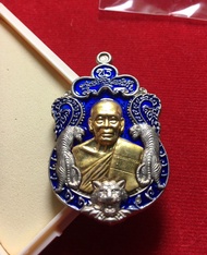 หลวงพ่อพัฒน์ หลวงพ่อพัฒน์ วัดห้วยด้วน พยัคฆ์แสนล้าน เนื้อนำฤกษ์ เนื้ออัลปาก้าลงยาน้ำเงิน สภาพสวย พร้