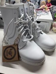 Dr. Martens White Newtow白色靴白色鞋