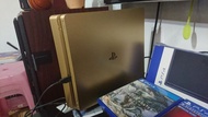 PS4主機+雙手把+直立支架+雙遊戲 九成新