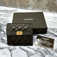 CHANEL BOY黑金羊皮短夾