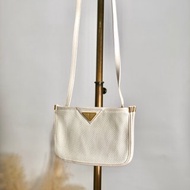 【 日本直送 名牌中古包 】Yves Saint Laurent YSL 伊夫聖羅蘭 肩背包 白色 YSL Logo 皮革 復古 k55nev