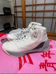 「 二手鞋 」 Under Armour curry 男童籃球鞋 US4.5Y（灰白）鐵3-3