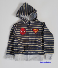 แจ็คเก็ทกันหนาว ซิปหน้า ลายขวาง ปักโลโก้ spiderman&superman สีกรมคาดเหลือง size : 2 (1-2y) / 3 (2-3y