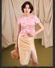 TuTTi Resort 25 Joy Italian Satin Top เสื้อแขนสั้น สีชมพู ทำจากผ้าอิตาเลียนซาติน กุ๊นรอบคอ และสาบเสื