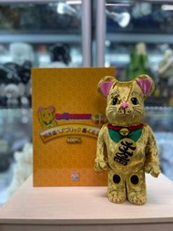 BE@RBRICK 招き猫 金 着ぐるみ版 400％ 招財貓 著衫 Bearbrick