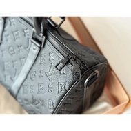 Travel premium black cowhide pillow bag 35cm in size, which is truly suitable for boys to accommodat