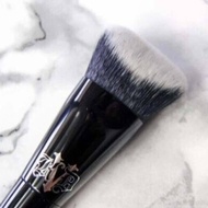 KVD Lock-It Edge 10 Foundation Brush