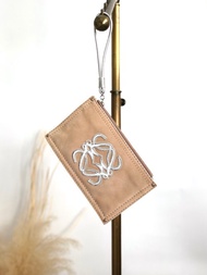 【日本直送 VintageShop solo 中古包】LOEWE 羅威亞 經典款手拿包 米白銀色 Anagram 麂皮 vintage 古著感 質感復古 6kjxsb