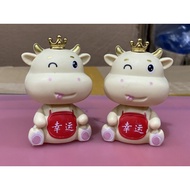 Red bib buffalo decorates cake