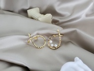 925 純銀鍍14K金 不對襯珍珠耳環 ~ 敲擊紋 ~ 交錯 ~ 耳骨夾耳掛