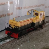 Miniatur lokomotif kereta api Indonesia D 300 livery PJKA dummy (tanpa mesin)