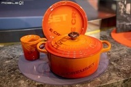 🈶全新現貨 Le Creuset BIG LOGO 紀念版圓形琺瑯鑄鐵鍋 (22厘米) , 陶瓷圓碟 (23厘米)