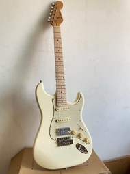 กีต้าร์ไฟฟ้า Siam music สีขาว ปิ๊กอัพ Hss  เล่นได้หลายแนว แถมฟรี กระเป๋า ตารางคอร์ด คันโยก สายแจ๊ค แ