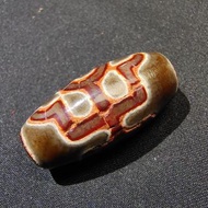 西藏真品甘露丸供貴人老枯珠老天珠 ， 西藏寺廟出的大年份老甘露丸供老天珠，呢種西藏寺廟出既甘露丸供天店主必收藏，因為寺廟把寺廟手工天珠，古法手工天珠和甘露丸放入古法工藝類似酒埕既瓶裡面密封後，最少係要