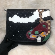 LV 童話系列斜孭袋 XB415