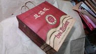 10 年前舊品、文創品：淡水三協成餅鋪禮品袋，印有台語詩人林央敏詩作〈毋通嫌台灣〉（漢字、白話字對照），及作者、詩作簡介