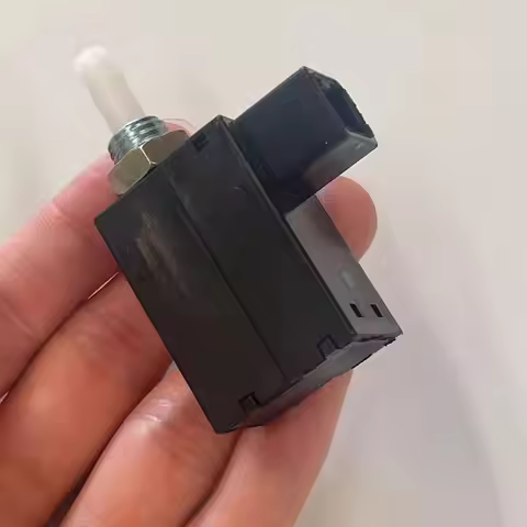 Compatible with Dongfeng Aeolus AX7/A30/AX3/AX4/X5/A60/E70: Clutch Switch