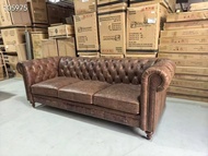 經典美式復古拉扣沙發，採用全頭層油蠟牛皮及高回彈海綿，手工上色，展現奢華質感。尺寸：2500*1017*836H，頂級工藝與材料，完美提升家居品味。