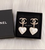22A 經典熱賣款 非常難買款 全新現貨 Chanel 復古白色珍珠心心CC LOGO吊墜耳環 Earrings PEARL (附專櫃副本單)