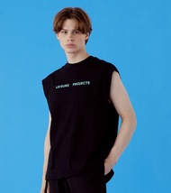 (LEISURE PROJECTS) LEISURE PROJECTS OVERSIZE SLEEVELESS T-SHIRT เสื้อยืดเเขนกุดทรง oversize พิมพ์ลา