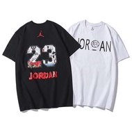 AJ喬丹短袖 新款 DX-8007# 喬丹Jordan 後背灌籃高手漫畫23號印花休閑運動短袖T恤 顏色：黑，白  碼數：M-XXL