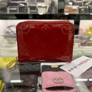 東區正精品㊣ LOUIS VUITTON LV 紅色字紋漆皮壓紋ㄇ字拉鍊卡片夾零錢包 RZ6084