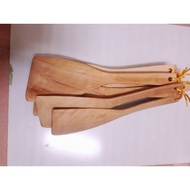 Ladle (lip) wooden shovel for frying and stir-frying natural wood