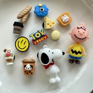 Set 12 Jibbitz Sticker Charm 3D chủ đề chó Snoopy 12 DIY Mayto gắn Cross Dép Sục Cá Sấu JB-96