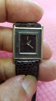 🌟🌟換電唔行，壞咗，仲有甩咗錶的 Yves Saint Laurent (YSL) 方面 兩針 手錶 (Not Working, Broken)