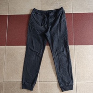 GU black wash M jogger pants. 02