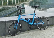 藍色GIANT IDIOM 1 小徑車，擁有 20 吋輪組