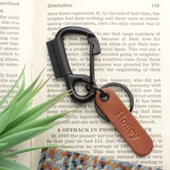 皮革包裹的黑色登山扣 帶有個性化姓名標籤 鑰匙扣登山扣