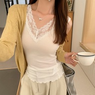 เสื้อชั้นในคอวีลูกไม้สีขาวบริสุทธิ์สำหรับผู้หญิงเป็นชั้น ๆ กับเสื้อท่อนล่างทรงเข้ารูป
