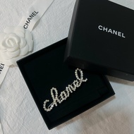 ෆ Chanel草寫字母髮夾