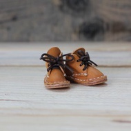 【穎川手創】迷你小鞋吊飾/馬丁鞋/鑰匙圈/DIY材料包 (裁片有打孔) PKIT SH001 手縫皮革材料包-黃棕色